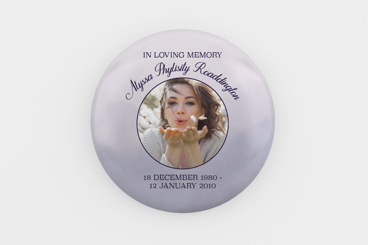 Modello digitale personalizzabile per spilla commemorativa o funebre per onorare l&