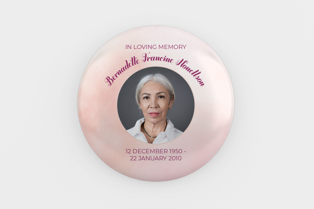 Modello digitale personalizzabile per spilla commemorativa o funebre per onorare l&