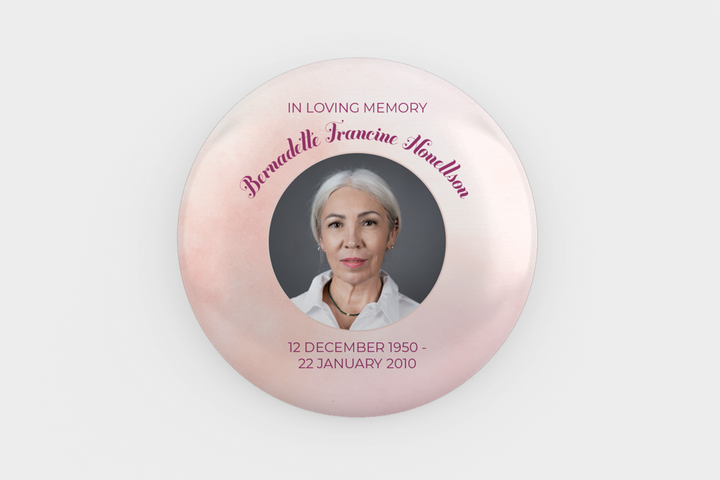Modello digitale personalizzabile per spilla commemorativa o funebre per onorare l&