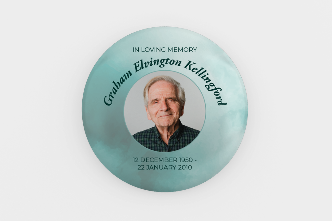 Modello digitale personalizzabile per spilla commemorativa o funebre per onorare l&