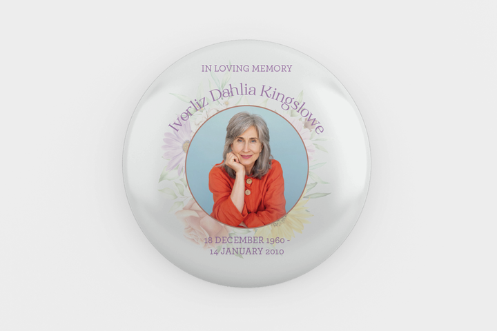 Modello digitale personalizzabile per spilla commemorativa o funebre per onorare l&