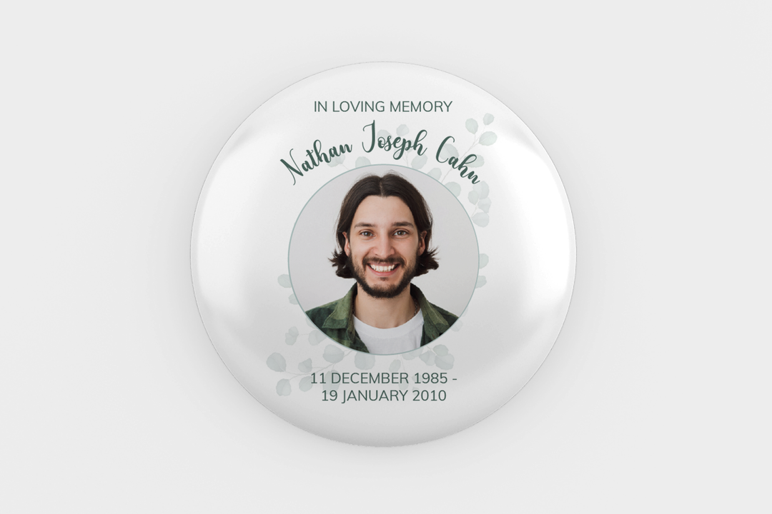 Modello digitale personalizzabile per spilla commemorativa o funebre per onorare l&