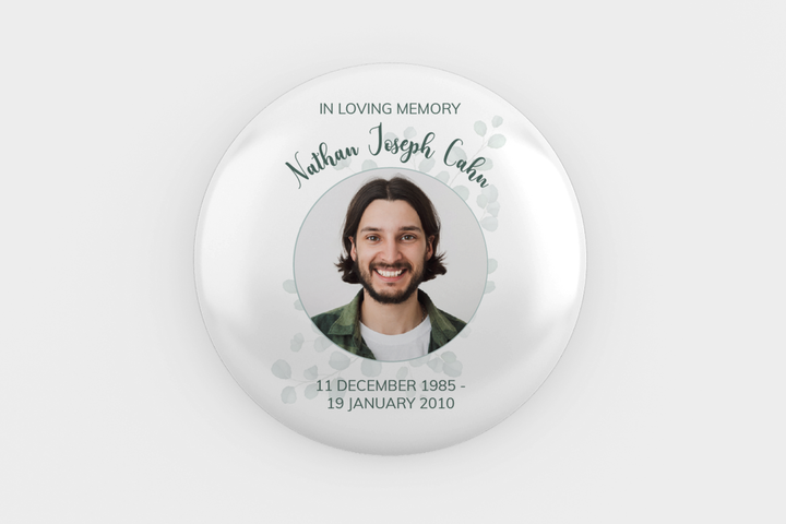 Modello digitale personalizzabile per spilla commemorativa o funebre per onorare l&